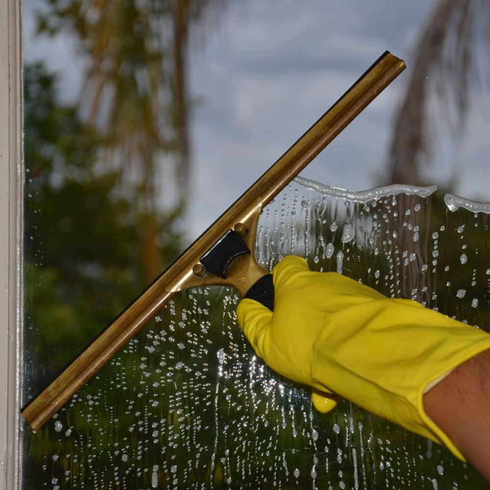 Fensterscheibe wird mit Abzieher gereinigt
